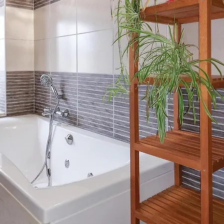 Cozy In With Outdoor Swimming Pool 別荘